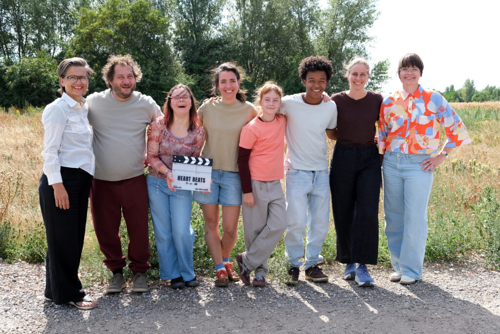 Foto Drehstart Heart Beats v.l.n.r. Produzentin Karin Berghammer, David Scheid (Chris), Céline Flatscher (Pauline), Regisseurin Johanna Lietha, Ava Löcker (Lia), Sekou Kouyate (Louis), Kamerafrau Marie Thérèse Zumtobel, Produzentin Katharina Posch. Foto: Marco Antoniazzi Copyright: berg hammer film